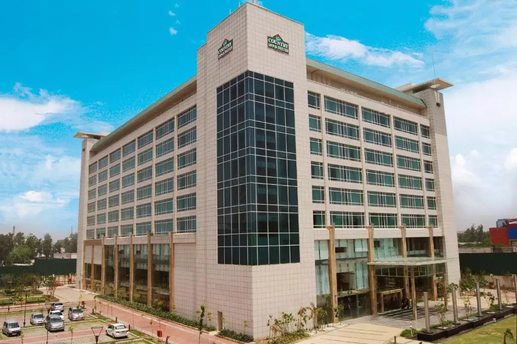 هتل کانتری این سوییتز دهلی